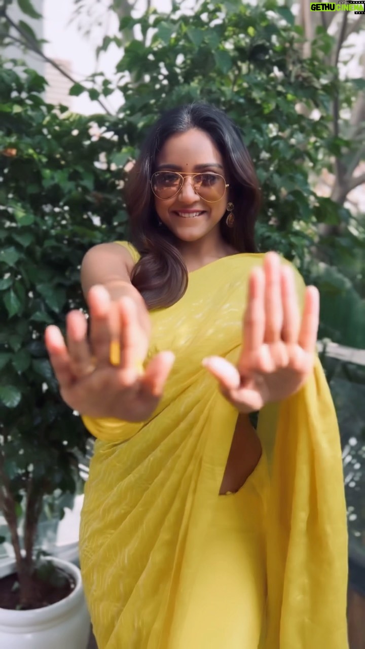 Vithika Sheru Instagram - Because It’s Trending 💛 Saree @veenapujarilabel Earrings @alluringaccessories.a2