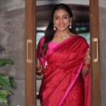 Vithika Sheru Instagram – Embrace the spirit of Ugadi with @vithikasheru as she embarks on a journey of renewed passion and purpose. 

She has chosen two exquisite sarees from our Manjeri collection to mark this auspicious occasion. The vermillion red south silk saree, inspired by the first mango buds, symbolises the beauty of new beginnings, while the royal blue and pink drape embodies timeless tradition with a modern twist. 

Celebrate the spirit of new beginnings and prosperity this Ugadi, draped in the elegance of Taneira’s Manjeri collection. 

Saree Code: SAATAZHSS0101 | SMABAUHSS0101

#TaneiraUgadi #TaneiraCelebrations #NewYearNewMe #CelebrationSilks #TaneiraSarees #BestOfIndiaUnderOneRoof