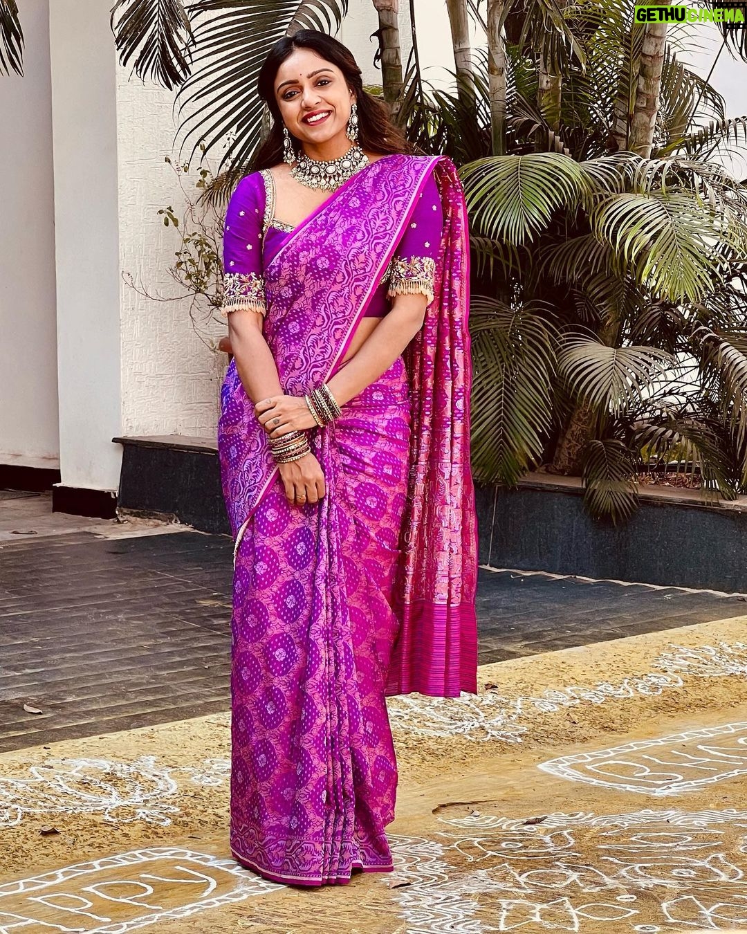 Vithika Sheru Instagram - May All The Evil Get Burnt Let The Devine Lighten Up. Happy Bhogi ❤️ . Saree - @house_of_aakriti Jewellery- @alluringaccessories.a2