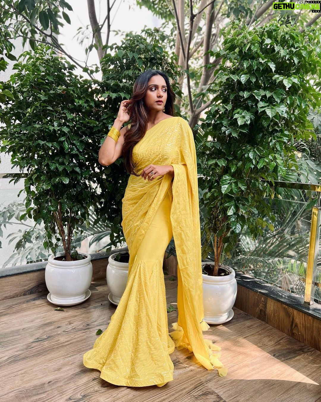 Vithika Sheru Instagram - So In Love This One Min Saree 💛 @veenapujarilabel 💛 Earrings- @alluringaccessories.a2
