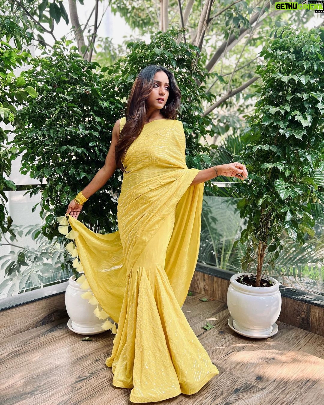 Vithika Sheru Instagram - So In Love This One Min Saree 💛 @veenapujarilabel 💛 Earrings- @alluringaccessories.a2