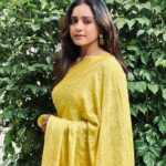 Vithika Sheru Instagram - So In Love This One Min Saree 💛 @veenapujarilabel 💛 Earrings- @alluringaccessories.a2