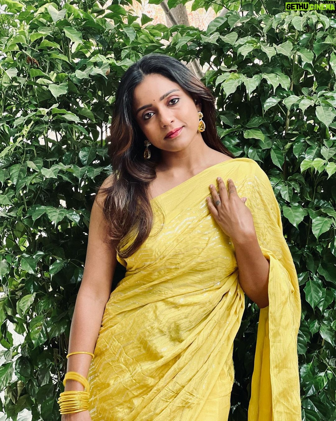 Vithika Sheru Instagram - So In Love This One Min Saree 💛 @veenapujarilabel 💛 Earrings- @alluringaccessories.a2