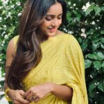 Vithika Sheru Instagram - So In Love This One Min Saree 💛 @veenapujarilabel 💛 Earrings- @alluringaccessories.a2