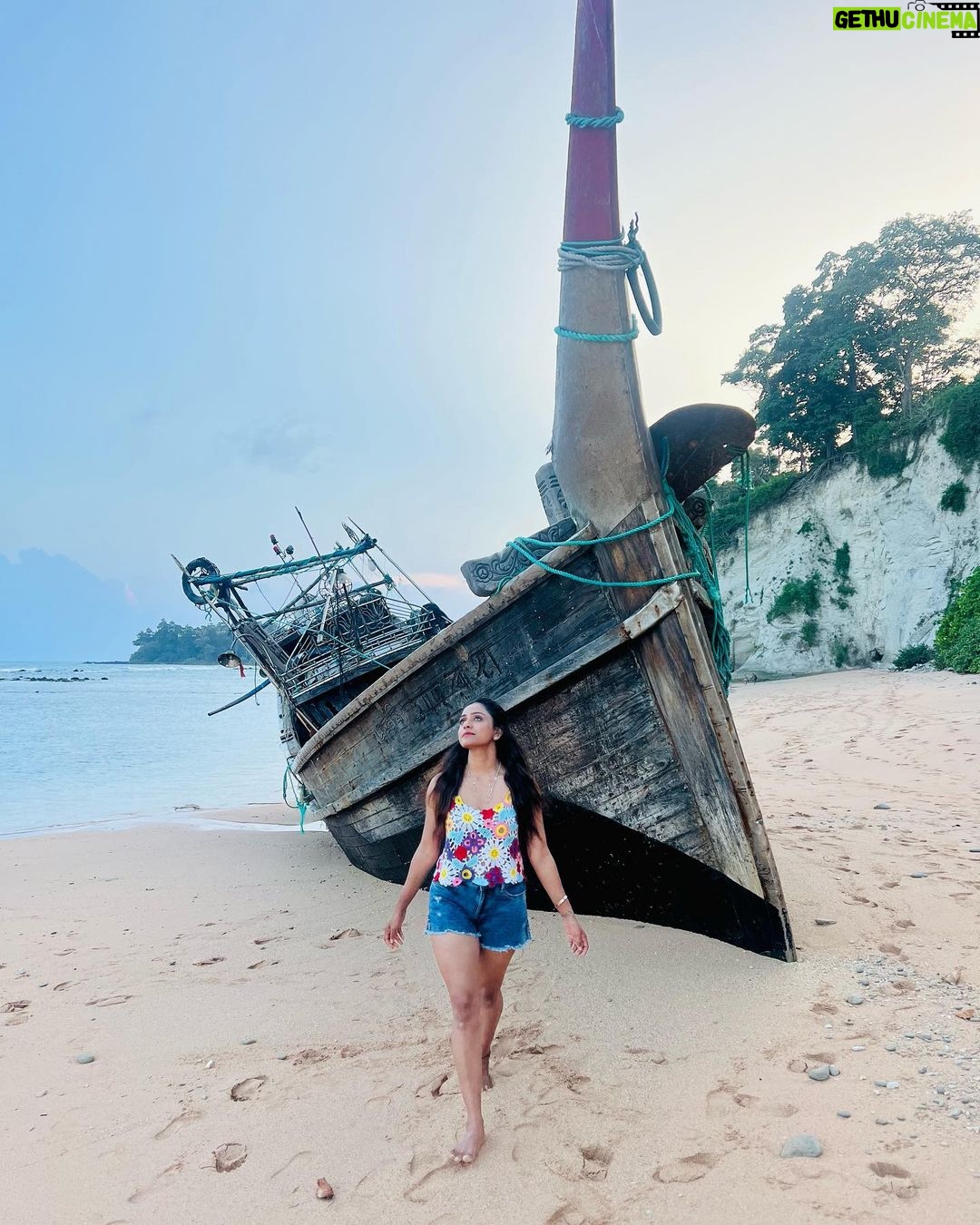 Vithika Sheru Instagram - Just chilling at the beach ❤️