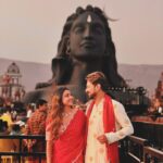 Vithika Sheru Instagram – ఓం నమః శివాయ 🙏🏽 
మీకు మీ కుటుంబానికి శివరాత్రి శుభాకాంక్షలు ❤️ 
#sivaratri2024 #ishafoundation #adiyogi #sadguru

Varun outfit – @riya_designing_studio Adiyogi Shiva statue