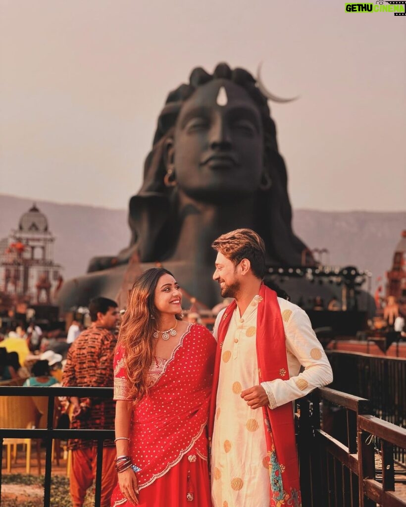 Vithika Sheru Instagram - ఓం నమః శివాయ 🙏🏽 మీకు మీ కుటుంబానికి శివరాత్రి శుభాకాంక్షలు ❤️ #sivaratri2024 #ishafoundation #adiyogi #sadguru Varun outfit - @riya_designing_studio Adiyogi Shiva statue