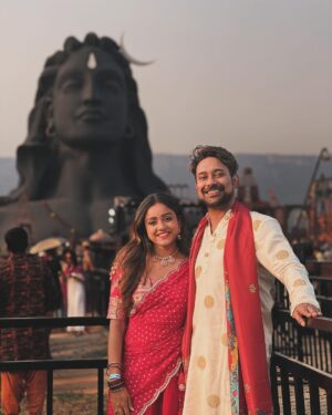 Vithika Sheru Instagram - ఓం నమః శివాయ 🙏🏽 
మీకు మీ కుటుంబానికి శివరాత్రి శుభాకాంక్షలు ❤️ 
#sivaratri2024 #ishafoundation #adiyogi #sadguru

Varun outfit - @riya_designing_studio