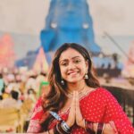 Vithika Sheru Instagram – ఓం నమః శివాయ 🙏🏽 
మీకు మీ కుటుంబానికి శివరాత్రి శుభాకాంక్షలు ❤️ 
#sivaratri2024 #ishafoundation #adiyogi #sadguru

Varun outfit – @riya_designing_studio Adiyogi Shiva statue