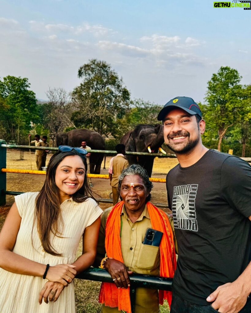 Vithika Sheru Instagram - It was so wonderful to have met Bomman Ji and all of the rescued elephants 🐘 What a pleasant evening ❤️ #elephantwhisperers