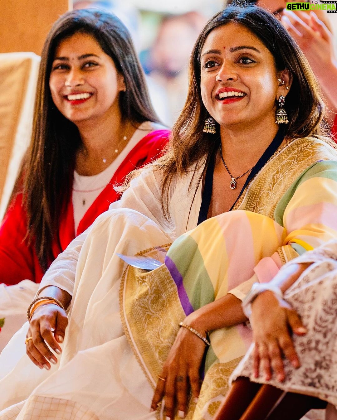 Vithika Sheru Instagram - Awestruck moment 🥹 @isha.foundation @sadhguru finally this happened can’t express in words how I felt being in his presence. Thank you isha for this beautiful experience. Of course it is - @bhargavikunam loved it akkaa Isha Foundation, Coimbatore