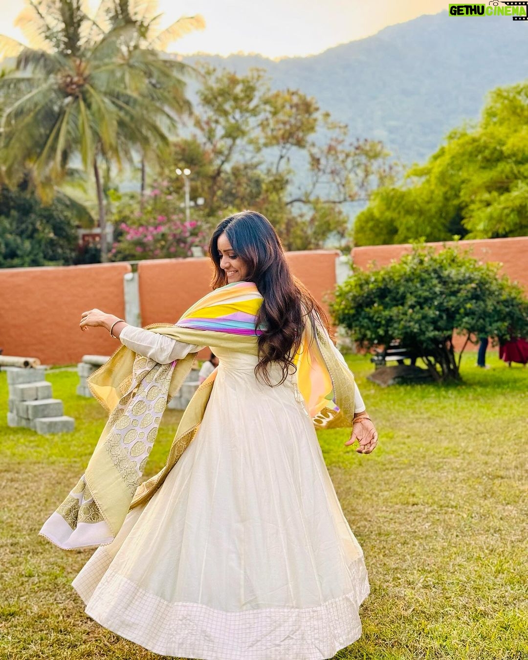 Vithika Sheru Instagram - Awestruck moment 🥹 @isha.foundation @sadhguru finally this happened can’t express in words how I felt being in his presence. Thank you isha for this beautiful experience. Of course it is - @bhargavikunam loved it akkaa Isha Foundation, Coimbatore