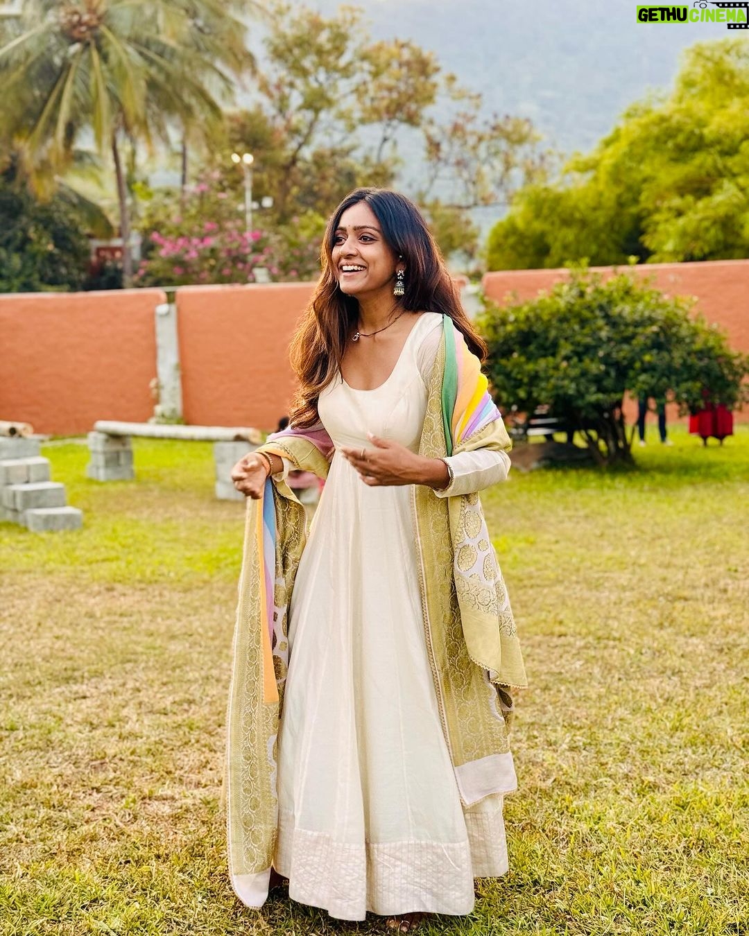 Vithika Sheru Instagram - Awestruck moment 🥹 @isha.foundation @sadhguru finally this happened can’t express in words how I felt being in his presence. Thank you isha for this beautiful experience. Of course it is - @bhargavikunam loved it akkaa Isha Foundation, Coimbatore