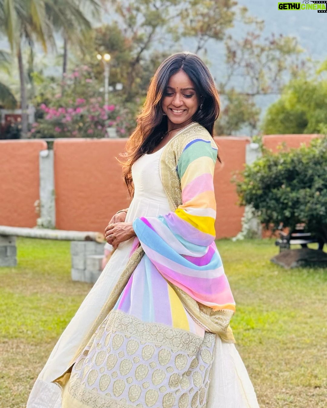 Vithika Sheru Instagram - Awestruck moment 🥹 @isha.foundation @sadhguru finally this happened can’t express in words how I felt being in his presence. Thank you isha for this beautiful experience. Of course it is - @bhargavikunam loved it akkaa Isha Foundation, Coimbatore