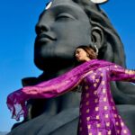 Vithika Sheru Instagram - Blessed 💜 @adiyogi.official . . . Outfit - @bhargavikunam Adiyogi Shiva statue