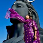 Vithika Sheru Instagram - Blessed 💜 @adiyogi.official . . . Outfit - @bhargavikunam Adiyogi Shiva statue