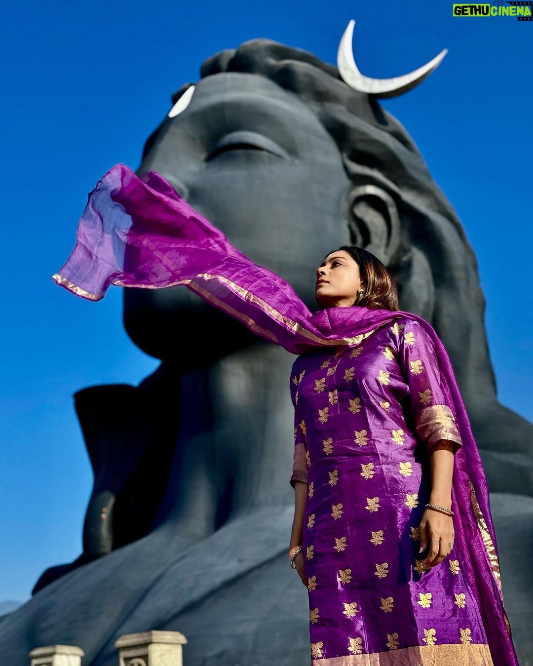 Vithika Sheru Instagram - Blessed 💜 @adiyogi.official . . . Outfit - @bhargavikunam Adiyogi Shiva statue