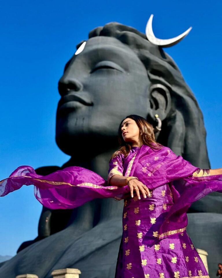 Vithika Sheru Instagram - Blessed 💜 @adiyogi.official . . . Outfit - @bhargavikunam Adiyogi Shiva statue
