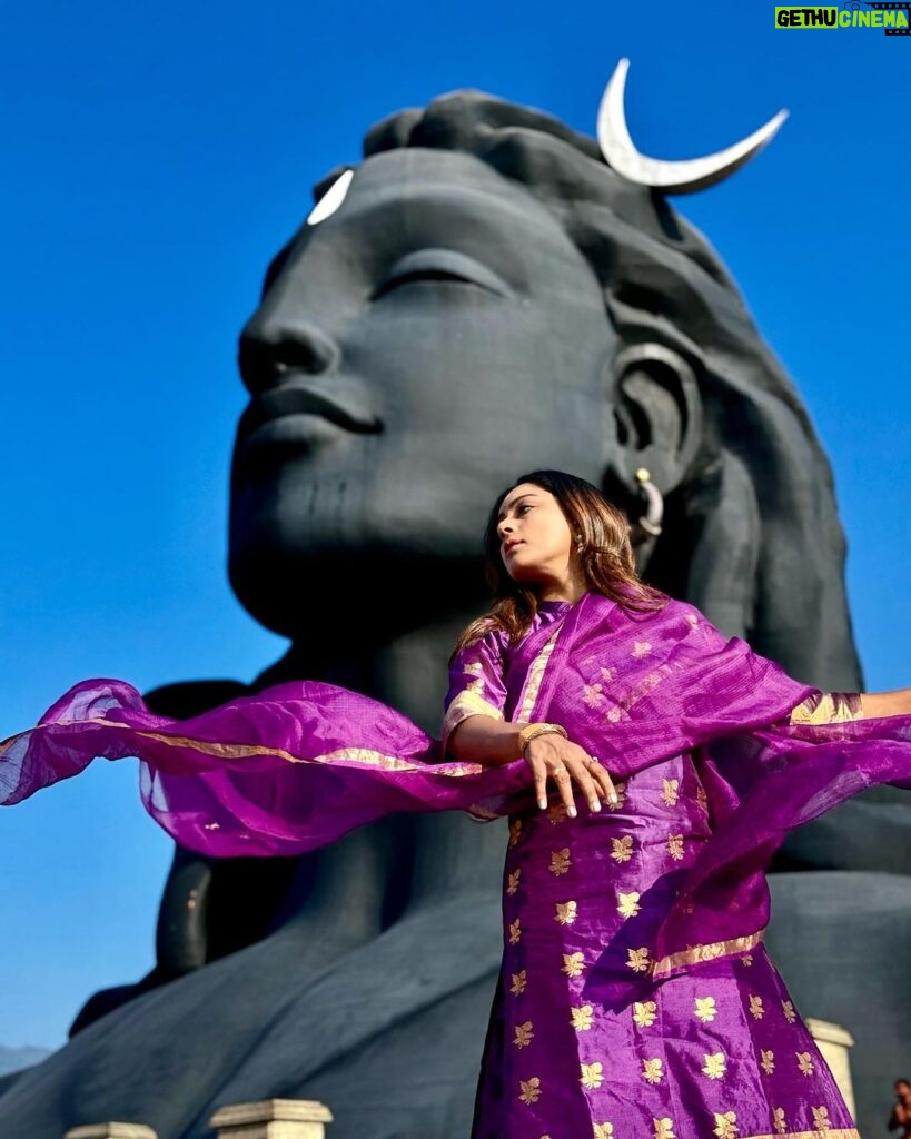 Vithika Sheru Instagram - Blessed 💜 @adiyogi.official . . . Outfit - @bhargavikunam Adiyogi Shiva statue