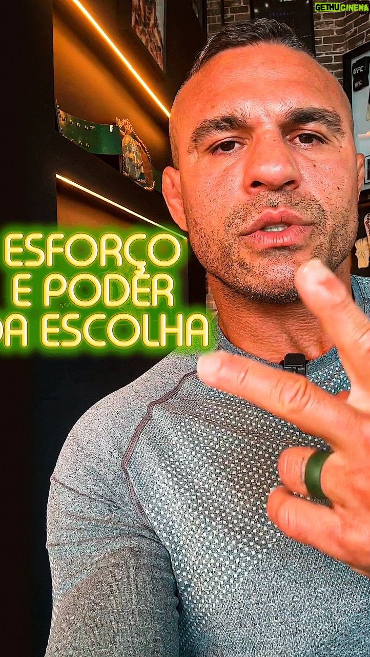 Vitor Belfort Instagram - Qual a diferença de religião e relacionamento? Qual das duas você tem escolhido ? andar com Deus em relacionamento Ou vestir uma capa criada por homens ou instituições ? Me deixa saber nos comentários! Siga: @vitorbelfort #religião #cristianismo #jesuschrist #reforma #deus #familia