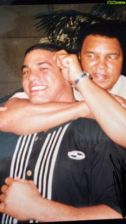 Vitor Belfort Instagram - O valor de uma amizade não é medido pelo que você recebe em troca, mas sim pelo incentivo e apoio que os verdadeiros amigos estão dispostos a oferecer. Eu tive a honra de conhecer esse cara e essa reflexão dele é válida até os dias de hoje. Quem são os seus amigos? Para onde eles estão te levando? Quem se diz seu amigo, está ao seu lado também nos momentos de dificuldade? Irão te atender às 3h da manhã quando você estiver precisando de ajuda? Reflita! // The value of a friendship is not measured by what you receive in return, but rather by the encouragement and support that true friends are willing to offer. I had the honor of meeting this guy and his reflection is valid to this day. Who are your friends? Where are they taking you? Who says they are your friend, is by your side even in times of difficulty? Will they answer you at 3am when you need help? Think about it. #belfortclub #belforttraining #motivation #mma #ufc #lifestyle #mindset #life #warrior