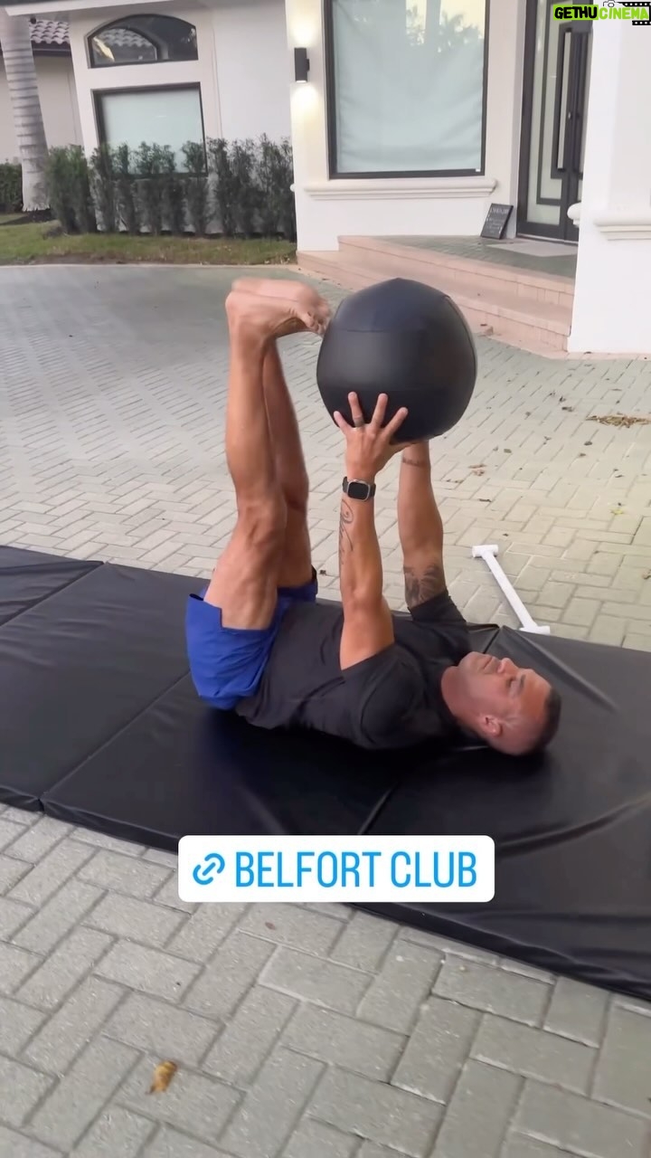 Vitor Belfort Instagram - Mais uma semana que se inicia e você tem a chance de fazer diferente! Bora pra cima, sai dessa zona de conforto, sai deste comodismo que você entrou. Está chegando uma grande oportunidade pra você entrar para o Belfort Training 👊🏽 // Another week begins and you have the chance to do something different! Get out of that comfort zone, get out of this complacency you got into. A great opportunity to join Belfort Training is coming and you need to be prepared! 👊🏽 #belfortclub #belforttraining #motivation #mma #ufc #lifestyle #mindset