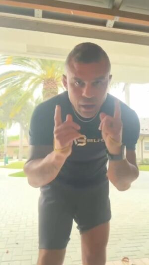 Vitor Belfort Instagram - Hoje é dia de @ufc @ufc_brasil 
Quem lembra dessa? Quem tava assistindo? Primeiro #ufc no #brasil São Paulo
Imagina essa luta nos dias de hoje?! 

//

Who remembers this one? Who was watching it? Can you imagine this fight happening today? 
1st #ufc in Brazil São Paulo

#belforttraining #mindset #mentedecampeao #ufc #lutador #ufcsaopaulo