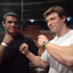 Vitor Belfort Instagram - E olha o que temos aqui no álbum da nostalgia, e essa foto não podia esperar pelo #tbt. Ela foi tirada em 2008, eu e Muzy em um evento. E agora, depois de 15 anos, estamos juntos de novo em grandiosos projetos. Sempre admirei muito a trajetória pessoal e profissional, principalmente por ser alguém que prega aquilo que faz, e isso pra mim não tem preço e só mostra o quão valiosa é a tua entrega. Tamo junto irmão, é uma honra estar entre os melhores, sempre juntos daqui para frente!
