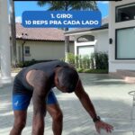 Vitor Belfort Instagram - 3 MOVIMENTOS DE MOBILIDADE DE OMBRO, que vão ajudar quem trabalha muito tempo na frente do computador e que também podem ser feitos antes do treino para melhorar a performance. Cuidar das articulações é crucial para evitar lesões e executar do jeito certo os exercícios. Lembre-se que seu corpo deve ser funcional assim como o seu treino. No Belfort Training você encontra a metodologia da Belfort Fitness Lifestyle. Bora? Clica no link da bio. // 3 SHOULDER MOBILITY MOVEMENTS, that will help those who work a lot of time in front of the computer and which can also be done before training to improve performance. Taking care of your joints is crucial to avoid injuries and perform exercises correctly. Remember that your body must be functional and so must your training. At Belfort Training you will find the Belfort Fitness Lifestyle methodology. Let’s go? Click on the bio link. #vitorbelfort #belfortclub #lifestyle #mindset #belforttraining #mobility