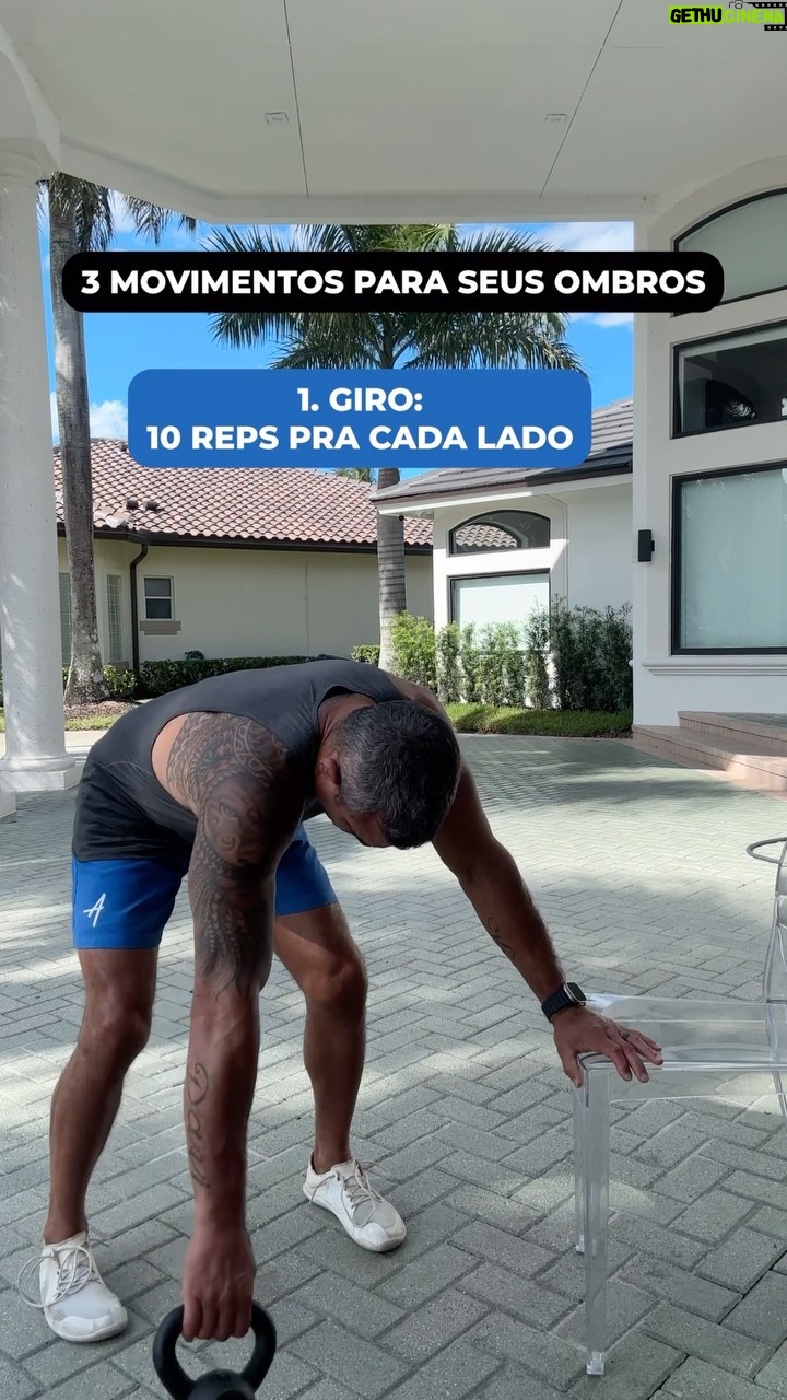 Vitor Belfort Instagram - 3 MOVIMENTOS DE MOBILIDADE DE OMBRO, que vão ajudar quem trabalha muito tempo na frente do computador e que também podem ser feitos antes do treino para melhorar a performance. Cuidar das articulações é crucial para evitar lesões e executar do jeito certo os exercícios. Lembre-se que seu corpo deve ser funcional assim como o seu treino. No Belfort Training você encontra a metodologia da Belfort Fitness Lifestyle. Bora? Clica no link da bio. // 3 SHOULDER MOBILITY MOVEMENTS, that will help those who work a lot of time in front of the computer and which can also be done before training to improve performance. Taking care of your joints is crucial to avoid injuries and perform exercises correctly. Remember that your body must be functional and so must your training. At Belfort Training you will find the Belfort Fitness Lifestyle methodology. Let’s go? Click on the bio link. #vitorbelfort #belfortclub #lifestyle #mindset #belforttraining #mobility