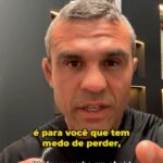 Vitor Belfort Instagram - O poder da derrota é aprender com os erros e isso só ganha quem dá a cara a tapa. Quantas você declinou uma oportunidade? Perde quem não tenta, perde quem não se arrisca, perde quem deixa de aprender. Não caia na ilusão de que a vida vai ser mais fácil. Lute, encare e se surpreenda. E se quiser ter um treinamento que vai te ajudar, clica no link da bio e vem para o Belfort Training. // The power of defeat is learning from mistakes and only those who face challenges win. How many times have you declined an opportunity? Those who don’t try, lose. Those who don’t take risks, lose. Those who stop learning, lose. Don’t fall into the illusion that life will be easier. Fight, face and be surprised. And if you want some training to help you, click on the bio. #vitorbelfort #belfortclub #lifestyle #mindset #belforttraining #motivation