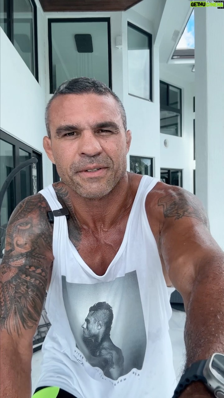 Vitor Belfort Instagram - Mais uma semana que inicia e você tem a chance de fazer diferente! Tome as rédeas, tome as decisões que te levem ao seu objetivo, chega de ficar andando em círculos, pare de dar atenção para o que os outros dizem que você precisa, foque em você. 🥊💥 E se quiser uma orientação, se quiser ter um treino de campeão, vai no link da minha bio. // Another week begins and you have the chance to do something different! Take the reins, make the decisions that lead you to your goal, stop going around in circles, stop paying attention to what others say you need, focus on yourself. 🥊💥 And if you want some guidance, if you want to be a champion the link is in my bio. #sucesso #success #motivation #lifestyle #mindset #mma #ufc #fight