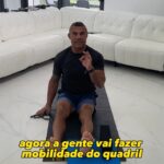 Vitor Belfort Instagram - Trouxe aqui dois exercícios de mobilidade do quadril para ajudar vocês que estão com dor nessa região! São simples e vocês podem fazer na sala, no quarto e até mesmo na academia antes do treino de vocês! O corpo é o seu primeiro lar, mantenha o foco em manter seu corpo funcional! E se quiser mais dicas, exercícios e treinamento, aperta no link da bio e vem para o Belfort Club 👊🏻 // I brought here two hip mobility exercises to help those of you who have pain in this region! They’re simple and you can do them in your living room, bedroom and even at the gym before your workout! The body is your first home, stay focused on keeping your body functional! And if you want more tips, exercises and training, press the link in bio and come to Belfort Club 👊🏻 #vitorbelfort #belfortclub #lifestyle #mindset #belforttraining #mobility