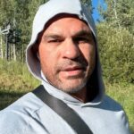 Vitor Belfort Instagram - Qual montanha você tem escolhido? O caminho de Deus é estreito, o caminho do sucesso também não será o caminho mais fácil a se seguir. Se você está só por estar no alto, no auge da fama mas perdendo seus princípios e valores, lembre-se que é possível reajustar o caminho, afinal você será lembrado pelos pequenos detalhes ao longo do seu caminho. // Which mountain have you chosen? God’s path is narrow, the path to success will not be the easiest path to follow either. If you are lonely for being on top, at the height of fame but losing your principles and values, remember that it is possible to readjust the path, after all you will be remembered for the small details along your path. #belfortclub #belforttraining #motivation #mma #ufc #lifestyle #mindset #sucesso #success