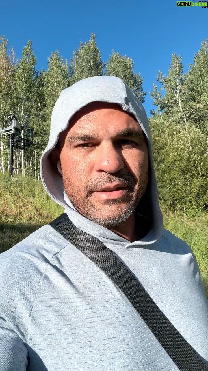 Vitor Belfort Instagram - Qual montanha você tem escolhido? O caminho de Deus é estreito, o caminho do sucesso também não será o caminho mais fácil a se seguir. Se você está só por estar no alto, no auge da fama mas perdendo seus princípios e valores, lembre-se que é possível reajustar o caminho, afinal você será lembrado pelos pequenos detalhes ao longo do seu caminho. // Which mountain have you chosen? God’s path is narrow, the path to success will not be the easiest path to follow either. If you are lonely for being on top, at the height of fame but losing your principles and values, remember that it is possible to readjust the path, after all you will be remembered for the small details along your path. #belfortclub #belforttraining #motivation #mma #ufc #lifestyle #mindset #sucesso #success