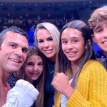 Vitor Belfort Instagram - Dia de relembrar esse conversa com o querido @pedrobial Como é bom olhar com carinho a nossa trajetória e entender que de um modo geral faz parte dos planos de Deus. Que esse foi o caminho que hoje nos possibilita estar aqui e a cada dia, cada nova conversa com vocês saber que estamos incentivando e apoiando a mudança na vida de cada um, que a cada novo insight que temos e aqui compartilhamos tocamos com palavras de incentivo o coração de alguém. De algum modo já te ajudamos? Comenta aqui 👇🏻🤩🤩