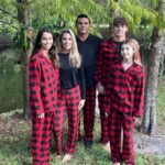 Vitor Belfort Instagram - Belfort family, antes e depois. Essa é nossa essência. Não só falar, mas viver a nossa verdade. Em tempos de internet existe muita falsa verdade, e a vida não cabe nos stories. E você? Tem vivido sua essência? // Belfort family, before and after. This is our essence. Not only to speak but to live our truth. In times of instagram, there is a lot of false truth, and life does not fit in the stories. And you? Have you been living your essence? #family #belfortfamily #mindset #lifestyle