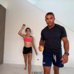 Vitor Belfort Instagram - Você que trabalha muito tempo na frente do computador ou passa muito tempo sentado, dirigindo, vem comigo e com a @kyarabelfort fazer esses exercícios com a bolinha 🎾. Tenho certeza que vai te ajudar muito! ⚠️Recado importante: o Belfort Training tá no ar cheio de treinos só com o peso do corpo pra você fazer em casa! Mesma metodologia das minhas academias nos Estados Unidos 🇺🇸 e treinos montados pelos melhores profissionais. O link para ter acesso tá na BIO