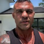 Vitor Belfort Instagram - Se afaste de quem só alimenta o EGO do mal. Que além de não ajudar os outros, quer que você se iguale a ele na mediocridade. Seja uma alavanca na vida das pessoas e vença com honra 💪🏼 #mindset #warrior #mentalidade #lifestyle