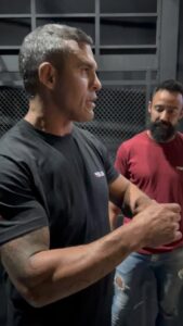 Vitor Belfort Instagram - Às vezes, na sua vida, você usa da força para atingir algum objetivo. Mas nem sempre é apenas força, na verdade o que você precisa é de técnica e metodologia. É exatamente isso que demonstro neste vídeo de defesa pessoal. Não menospreze aquilo que é pequeno, veja o poder do seu mindinho para uso na sua autodefesa. Um pequeno gesto que pode te ajudar a se defender na insegurança que vivemos nos dias de hoje. Saber como se defender é autoproteção. Você não precisa agredir o outro para cuidar de si. Esse é um dos valores, da ideologia que levo em todas minhas aulas do Belfort Club no app da @Weburn. Técnica demonstrada junto ao parceiro e colega @sergiobertoluci. Qual técnica você deseja ver por aqui? // Sometimes in your life you use force to achieve some goal. But it’s not always just strength, actually what you need is technique and methodology. That’s exactly what I demonstrate in this self defense video. Don’t belittle the small, see the power of your pinky for use in your self-defense. A small gesture that can help you defend yourself in the insecurity we live in today. Knowing how to defend yourself is self-protection. You don’t need to attack the other to take care of yourself. This is one of the values, the ideology that I take to all my Belfort Club classes on the @Weburn app. Technique demonstrated with partner and colleague @sergiobertoluci. Which technique do you want to see around here? #belfortclub #weburn #defesapessoal #autodefesa #training