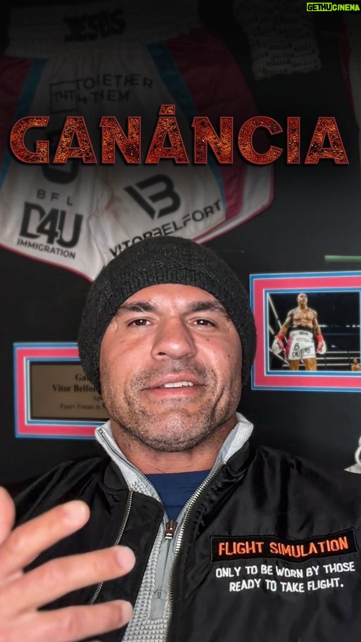 Vitor Belfort Instagram - A ganância e o ego inflamado das pessoas nas redes sociais são sintomas de uma sociedade que valoriza mais as aparências do que a essência. Muitos buscam a aprovação, a fama e o sucesso a qualquer custo, sem se importar com o bem-estar dos outros ou com a verdade. Essas pessoas se esquecem de que a vida é breve e passageira, e que um dia terão que prestar contas a Deus pelo que fizeram. O verdadeiro propósito do cristão é amar a Deus sobre todas as coisas e ao próximo como a si mesmo. O amor é o maior mandamento e o fruto do Espírito. O amor não é invejoso, nem orgulhoso, nem egoísta. O amor é paciente, bondoso, humilde e altruísta. O amor não se alegra com a injustiça, mas se regozija com a verdade. O amor tudo sofre, tudo crê, tudo espera, tudo suporta. Como diz a Bíblia em 1 Coríntios 13:13: “Agora, pois, permanecem a fé, a esperança e o amor, estes três, mas o maior destes é o amor.” People’s greed and inflamed egos on social media are symptoms of a society that values appearances more than essence. Many seek approval, fame and success at any cost, without caring about the well-being of others or the truth. These people forget that life is brief and fleeting, and that one day they will have to give an account to God for what they have done. The true purpose of the Christian is to love God above all things and his neighbor as himself. Love is the greatest commandment and the fruit of the Spirit. Love is not envious, nor proud, nor selfish. Love is patient, kind, humble and selfless. Love does not rejoice in injustice, but rejoices in the truth. Love suffers everything, believes everything, hopes everything, supports everything. As the Bible says in 1 Corinthians 13:13: “Now therefore faith, hope and love remain, these three, but the greatest of these is love.” #jesus #love #amor #vidacomDeus #verdade #cristo