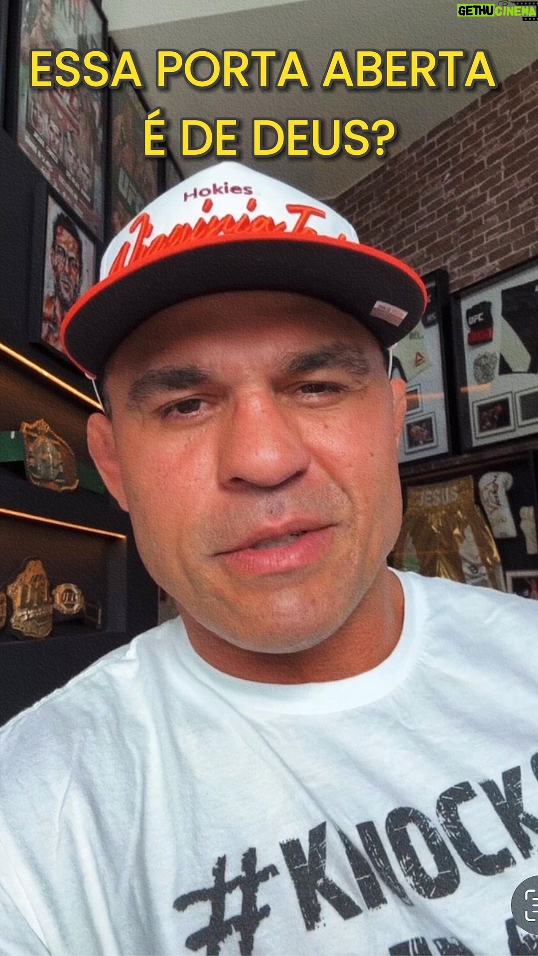 Vitor Belfort Instagram - Para sabermos que se todas as portas abertas que nos foram apresentadas durante a nossa caminhada nessa terra são da vontade de Deus que nós entremos nelas, nem toda a porta que nos é apresentada é para entrarmos, para sabermos disso precisamos estar em comunhão com Deus e em constante relacionamento com o Senhor, estarmos sensíveis a sua voz e sempre que tomarmos as nossas decisões orarmos muito pedir a opinião dos nossos irmãos e familiares. “mas na multidão de conselheiros há sabedoria” provérbios 11:14 To know that if all the open doors that were presented to us during our journey on this earth are God’s will for us to enter them, not every door that is presented to us is for us to enter, to know this we need to be in communion with God and in constant relationship with the Lord, being sensitive to his voice and whenever we make our decisions, we pray a lot and ask for the opinion of our brothers and family. “but in the multitude of counselors there is wisdom” proverbs 11:14