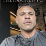 Vitor Belfort Instagram - Tudo é treinamento, você precisa de uma mente focada, abster de certas coisas, abrir mão de outras, sem a mente preparada você não conseguirá treinar duro, levante cedo e treine primeiro a sua MENTE!! #mente #mentality #treino #training