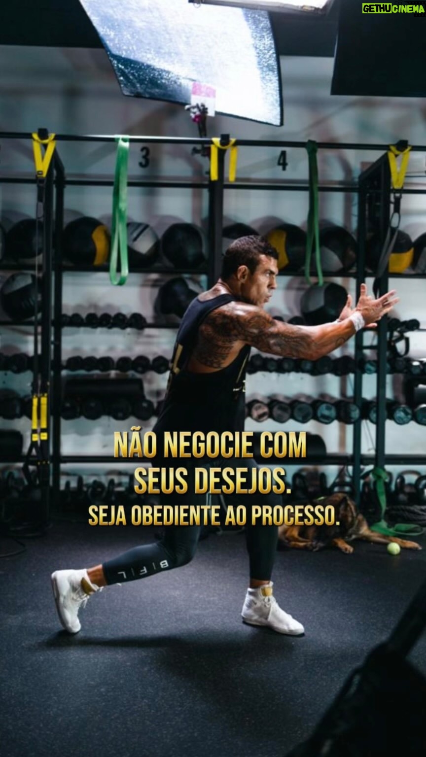 Vitor Belfort Instagram - Se você tratar o treino como algo que você pode fazer ou não, tenha certeza que você vai se arrepender no futuro. Todo dia que você escolhe cuidar do seu corpo ao invés de sentar no sofá e assistir TV é uma batalha mental que você venceu. Lembre que estamos sendo tentados a todo momento e você precisa se manter no propósito. O link para o Belfort Training está na BIO. // If you treat training as something you can do or not do, you’re sure to regret it in the future. Every day you choose to take care of your body instead of sitting on the couch and watching TV is a mental battle you’ve won. Remember that we are being tempted all the time and you need to stay on purpose. The link to Belfort Training is in BIO.