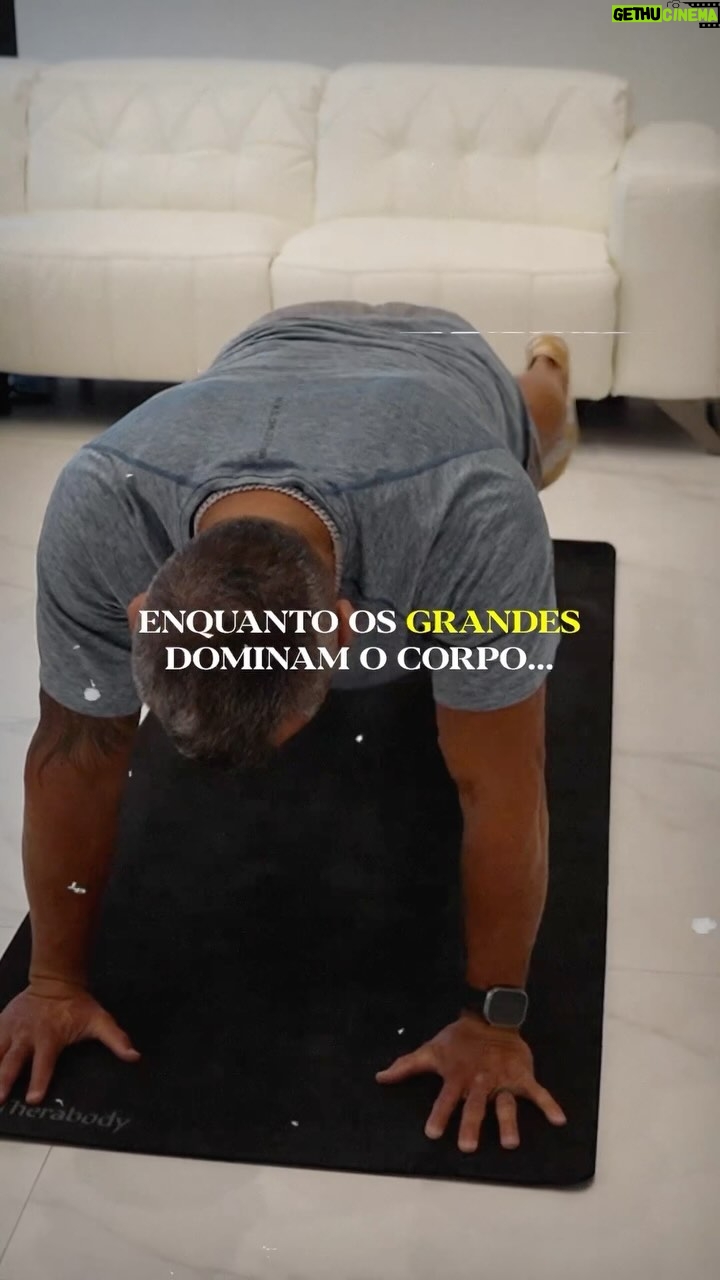 Vitor Belfort Instagram - É fácil desistir de qualquer coisa na primeira dificuldade se você não tem foco nos seus objetivos. O seu mindset define onde você vai chegar, então não procrastine e não desvie no meio do caminho. // It’s easy to give up on anything at the first difficulty if you’re not focused on your goals. Your mindset defines where you will get to, so don’t procrastinate and don’t deviate along the way. #belforttraining #workoutmotivation #workoutroutine #mindset #life #motivation