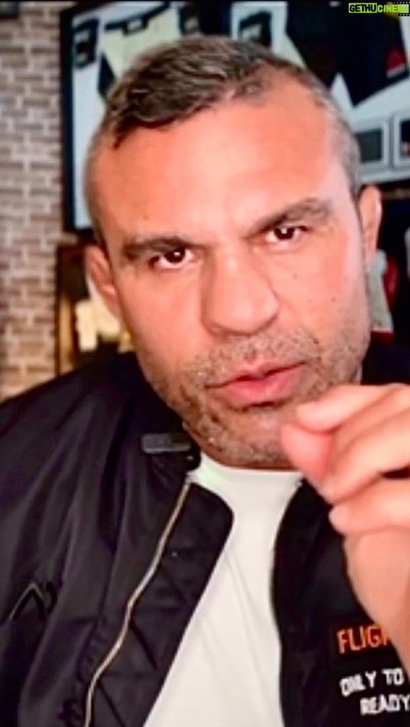 Vitor Belfort Instagram - A tentação, neste pequeno trecho eu compartilho com vocês o que é a tentação e mostro o que Jesus passou sendo tentado mas não pecando, a tentação ela não é pecado ela pode nos levar a queda ou nos amadurecer caso resistimos isso é apenas um trecho do vídeo completo que será postado amanhã no canal do YouTube fique ligado! Siga nosso canal no YouTube Vitor Belfort Oficial link na bio . #tentação #fujadopecado #jesuschrist #deus