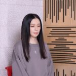 Vivian Hsu Instagram – 輪到你們囉🎤

無論唱的好不好
都要留下我們第一個合唱的畫面 
讓這首歌 這個回憶 收藏ㄧ輩子
合拍挑戰開始！我等你們喔🖤

☛ IG合拍教學
點擊畫面右側「⋯」點選「混搭」
接著按上方📷符號 切換喜歡的版面拍攝
唱完歌記得要再點選🎵符號把相機音訊拉高
最後將合唱影片加上 #不愛自己現在的樣子
上傳到IG Reels連續短片 即完成挑戰
⠀
#不愛自己現在的樣子
デュエットチャレンジはじまりました。歌が上手かどうか関係なく、私たち初めてのデュエットを残しましょう。

還有，My TikTok 帳號 @vivianhsu.ironv 
そしてTikTokを始めました。フォローしてね
請笑納😁那你們的帳號是什麼呢？

@lounes_chen 
@jenny_lin_0418