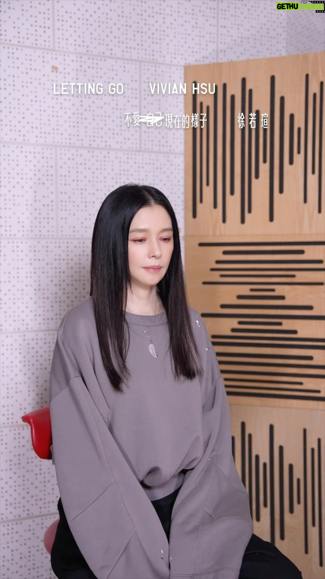 Vivian Hsu Instagram - 輪到你們囉🎤 無論唱的好不好 都要留下我們第一個合唱的畫面 讓這首歌 這個回憶 收藏ㄧ輩子 合拍挑戰開始!我等你們喔🖤 ☛ IG合拍教學 點擊畫面右側「⋯」點選「混搭」 接著按上方📷符號 切換喜歡的版面拍攝 唱完歌記得要再點選🎵符號把相機音訊拉高 最後將合唱影片加上 #不愛自己現在的樣子 上傳到IG Reels連續短片 即完成挑戰 ⠀ #不愛自己現在的樣子 デュエットチャレンジはじまりました。歌が上手かどうか関係なく、私たち初めてのデュエットを残しましょう。 還有,My TikTok 帳號 @vivianhsu.ironv そしてTikTokを始めました。フォローしてね 請笑納😁那你們的帳號是什麼呢? @lounes_chen @jenny_lin_0418