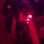 Vivian Hsu Instagram - 有沒有影響你很深的一首歌？ 【Fix you 】是爸爸過世後 陪伴著我的歌 很喜歡 謝謝Coldplay🖤 這也是都疼第一個看的樂團演唱會 很開心你也喜歡我喜歡的樂團 在這裏紀念這個重要的日子 ——————————————— とても影響を受けてる曲ありますか？ 【Fix you】はお父さんが亡くなってから、私が長い間ずっと聴いてて、とても好きな曲です。 ColdPlayさん、ありがとございました。 これも君が初めて観たバンドのライブだね。 ママが好きなバンドを君も好きになってくれたのは嬉しい。 こんなに大事な日を記念に残さないと。 #Coldplay #singaporecoldplay #20240124singapore #新加坡Coldplay風雨無阻 #新加坡國家體育館 #SingaporeNationalStadium