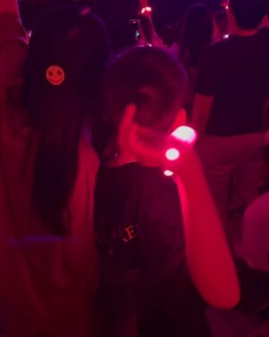 Vivian Hsu Instagram - 有沒有影響你很深的一首歌？

【Fix you 】是爸爸過世後 陪伴著我的歌 很喜歡

謝謝Coldplay🖤

這也是都疼第一個看的樂團演唱會
很開心你也喜歡我喜歡的樂團

在這裏紀念這個重要的日子
———————————————
とても影響を受けてる曲ありますか？

【Fix you】はお父さんが亡くなってから、私が長い間ずっと聴いてて、とても好きな曲です。

ColdPlayさん、ありがとございました。

これも君が初めて観たバンドのライブだね。
ママが好きなバンドを君も好きになってくれたのは嬉しい。

こんなに大事な日を記念に残さないと。

#Coldplay
#singaporecoldplay
#20240124singapore
#新加坡Coldplay風雨無阻
#新加坡國家體育館
#SingaporeNationalStadium